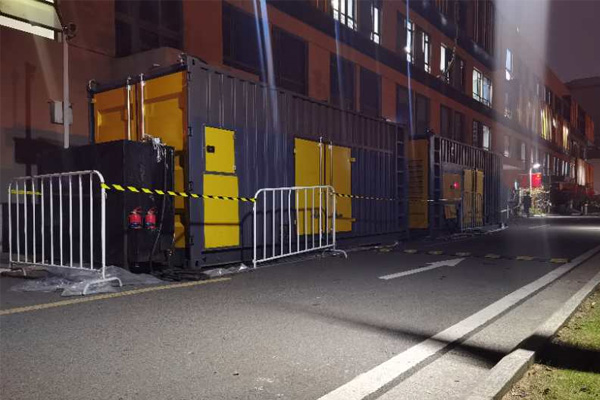 邗江柴油发电机组的输出电压是如何调节的？